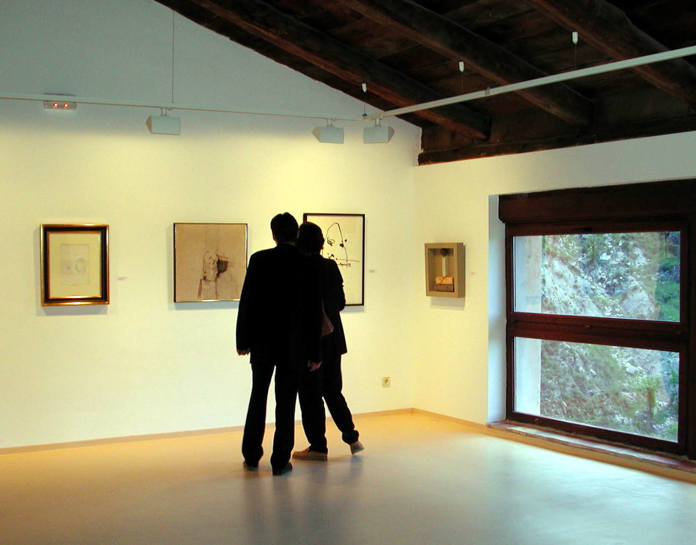 Dos curiosos observan algunas de las obras de una exposición en una imagen de archivo.