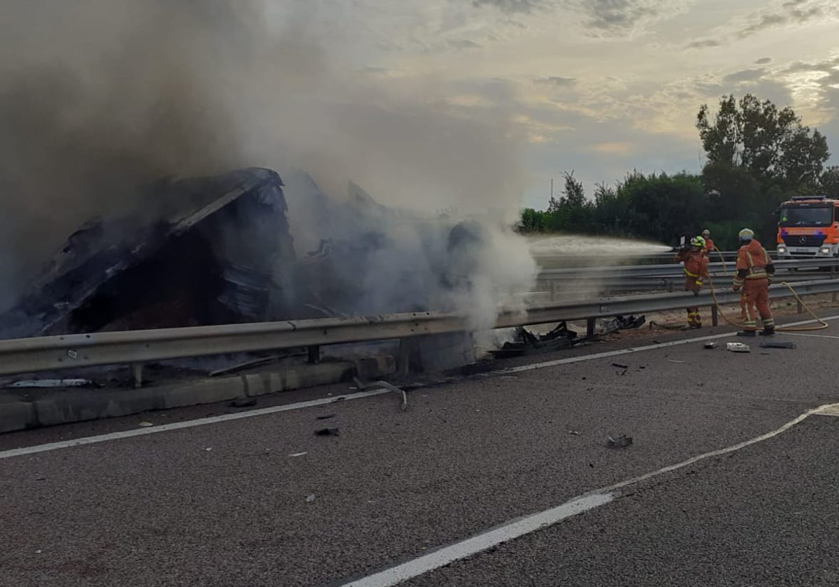 Los bomberos sofocan el incendio del camión.