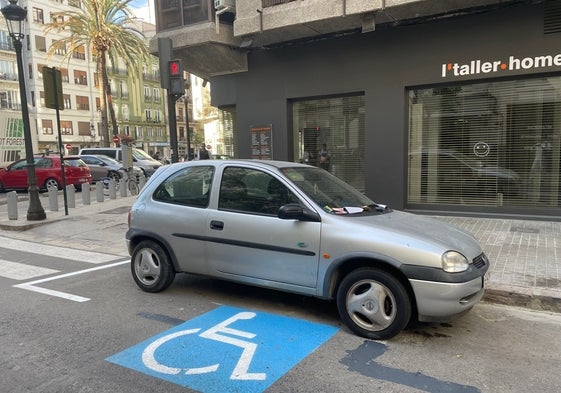 El Opel Corsa en la plaza de aparcamiento para personas con discapacidad.