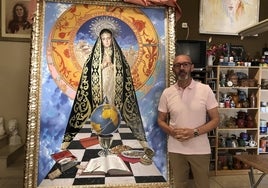 El pintor Antonio Torres junto al cuadro de la Virgen de la Soledad.