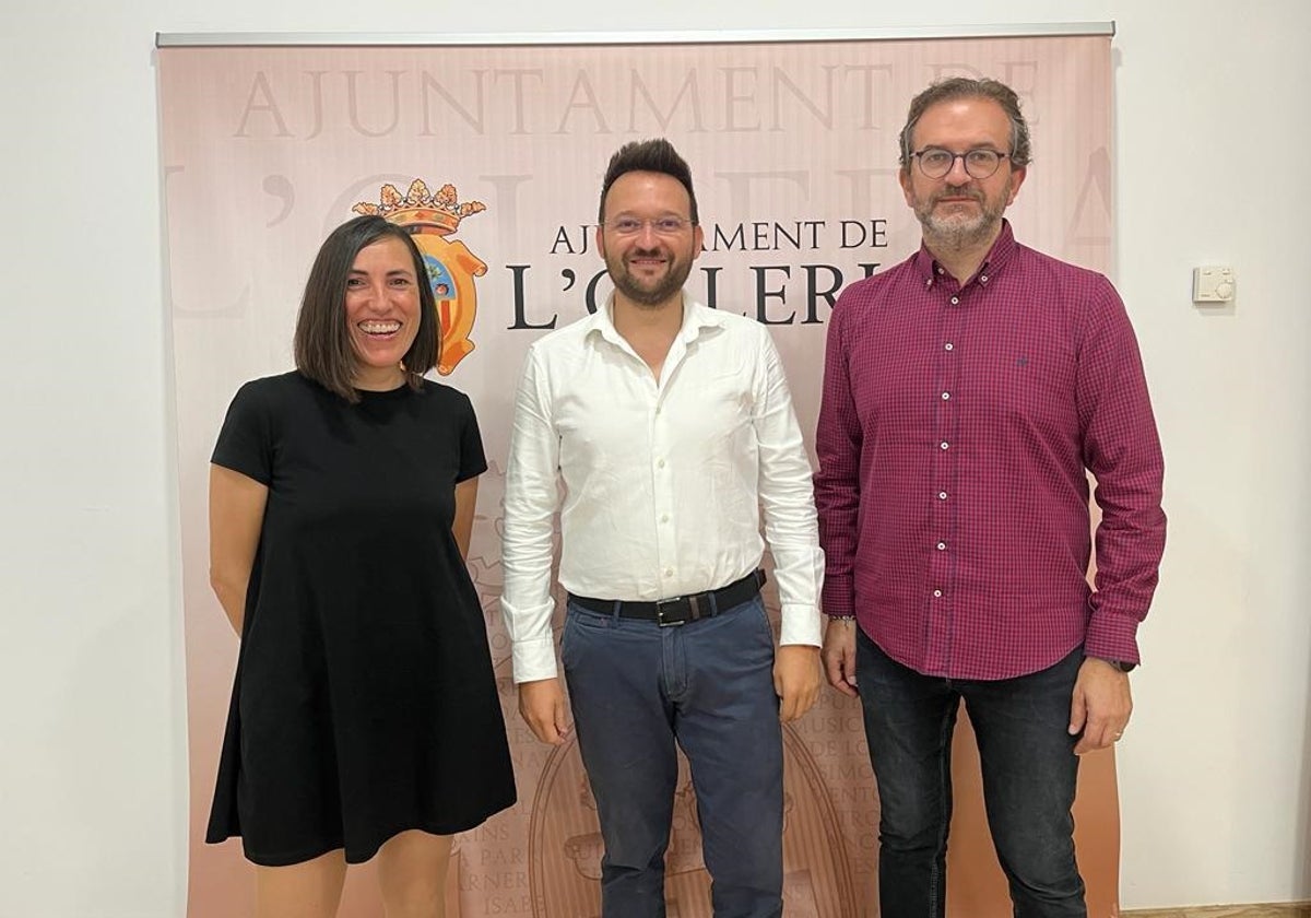 La técnico municipal, junto al alcalde de l'Olleria y el gerente del Fons Valencià.