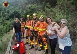 Final feliz para la mujer y el perro, que posan junto a los efectivos que les auxiliaron.