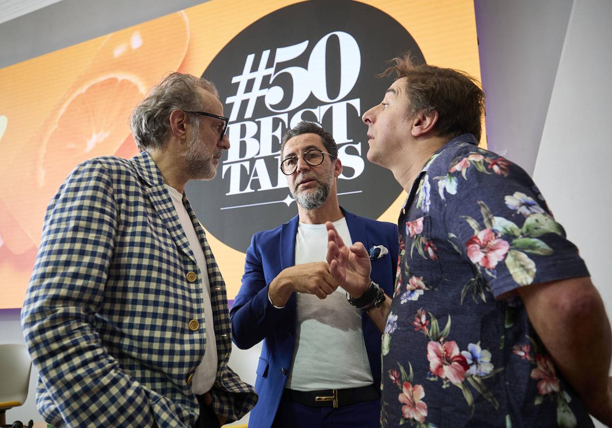 Los chefs Mássimo Bottura, Quique Dacosta y Jordi Roca durante la jornada previa a la gala 'The World's 50 Best Restaurants'.