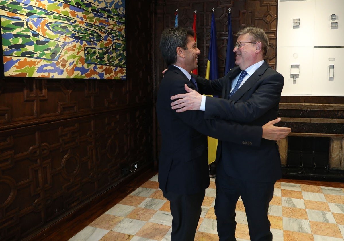 Mazón y Puig se saludan antes de la reunión de esta mañana.