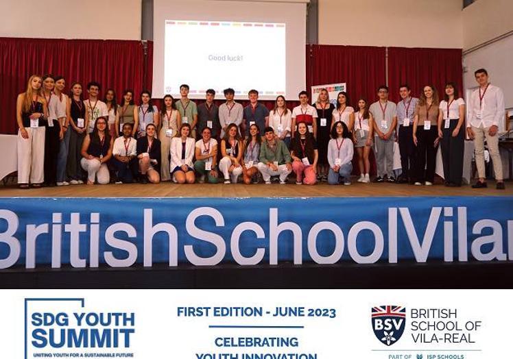 Imagen principal - Foto de familia de los alumnos participantes en el evento 'SDG Youth Summit' celebrado en British School of Vila-real.