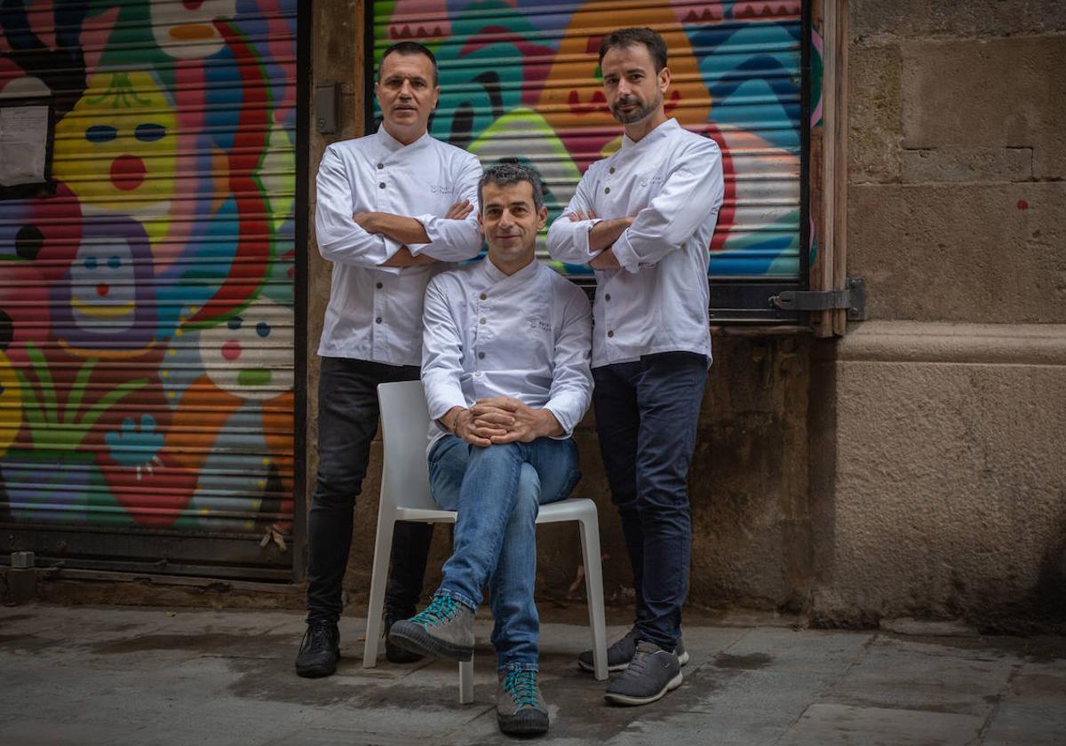 Los chefs del restaurante Disfrutar Eduard Xatruch (d), Oriol Castro (i) y Mateu Casañas (centro).