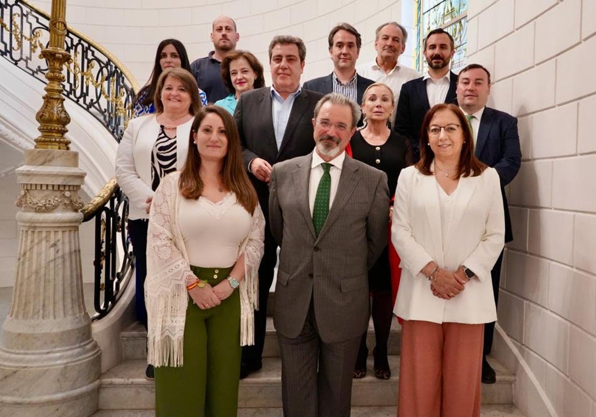 Grupo de Vox en Les Corts tras las elecciones, con Vega, Flores y Massó en primera fila.