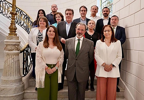 Grupo de Vox en Les Corts tras las elecciones, con Vega, Flores y Massó en primera fila.