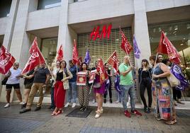 Trabajadores del grupo H&M, este martes.