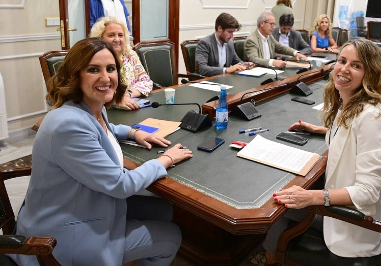 María José Catalá, alcaldesa de Valencia, junto a los tenientes de alcaldes y concejales.