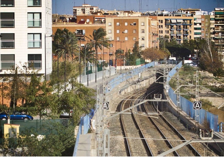 Acceso al túnel de Serrería dese el jardín del Turia.