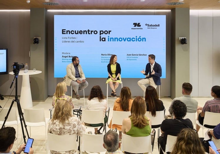 Nuria Oliver y Juan García Sánchez, en el Encuentro por la Innovación.