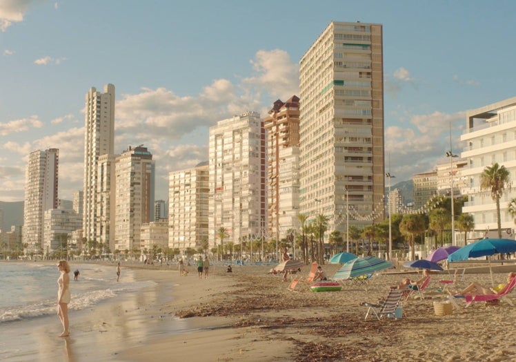 Uno de los fotogramas de la cinta, que presenta al Benidorm actual en el que se conocen Plath y Esteban.