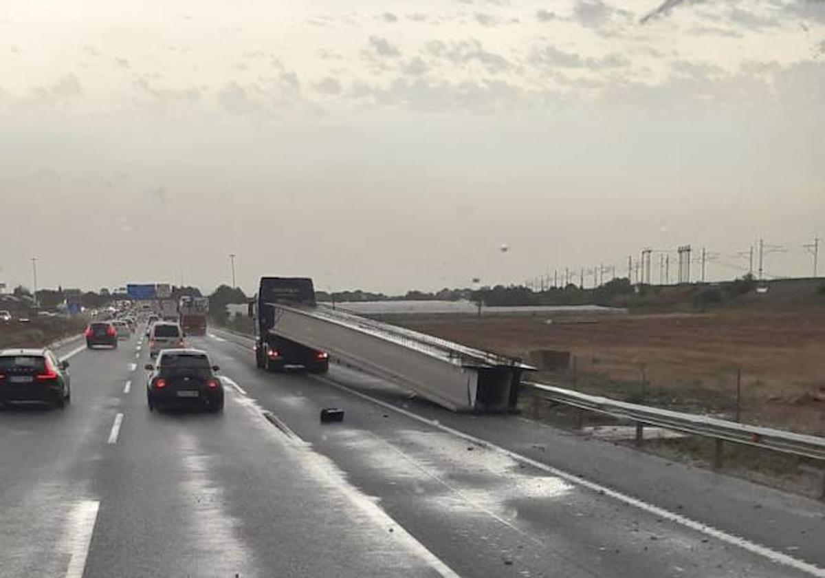 El camión accidentado en la A-3