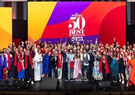 Foto de familia de los chefs premiados este martes en la gala de 'The World's 50 Best' celebrada en Valencia