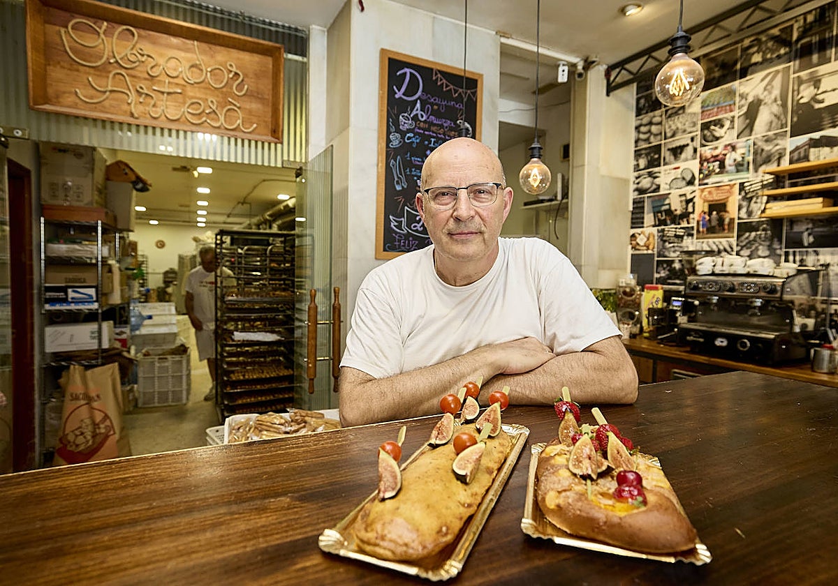 Juanjo Rausell, presidente del gremio de panaderos y pasteleros de Valencia, en una de las sucursales de La Tahona del Abuelo, en la calle Gorgos.