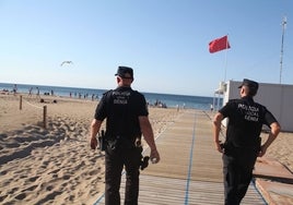 Imagen de archivo de dos agentes en la playa horas antes de la Noche de San Juan.