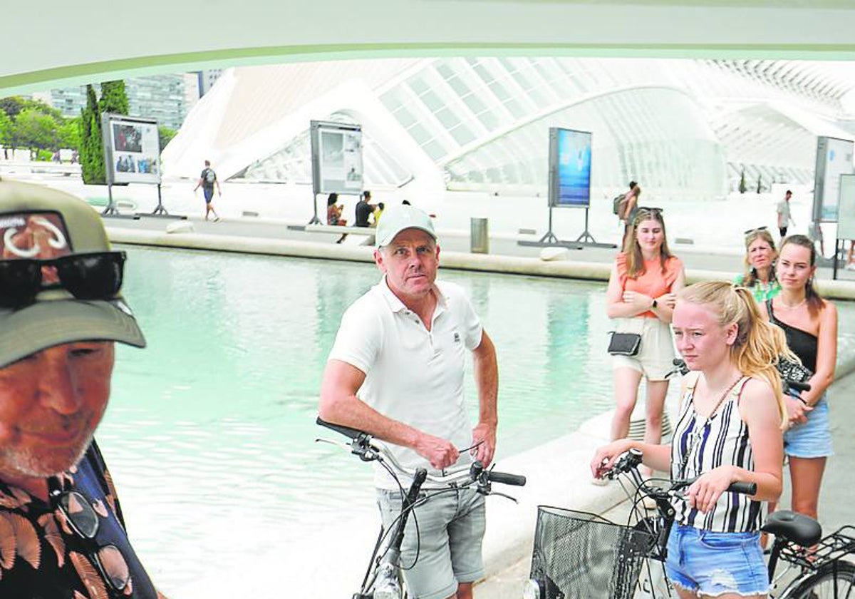 Turistas en la Ciudad de las Artes y las Ciencias.