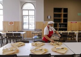 Una profesional prepara varios menús en un comedor escolar, en una imagen de archivo.