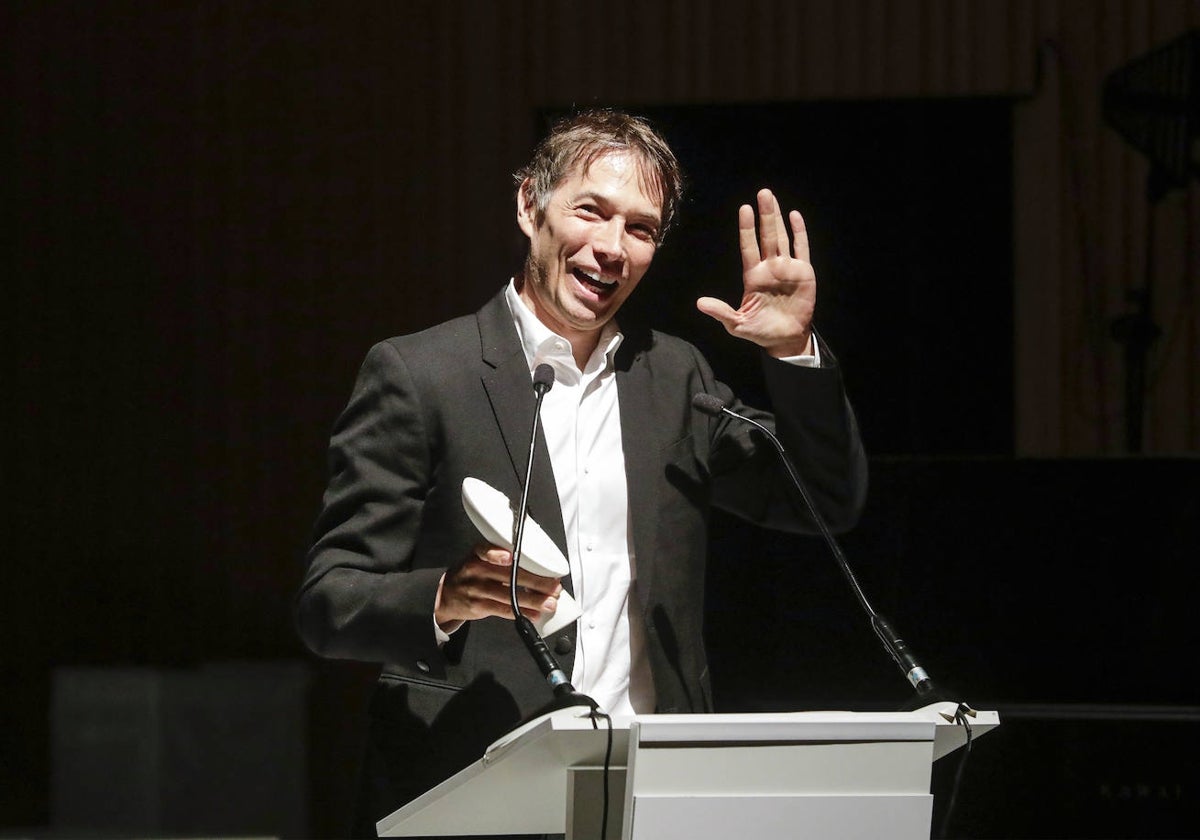 El cineasta Sean Baker en el momento de recibir el premio.