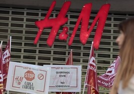 Protesta en la tienda de H&M de la callde Colón de Valencia.