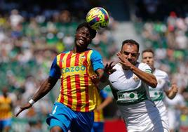 Yunus y Gonzalo Verdú, que luce el patrocinio de TM en la camiseta del Elche.