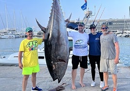 Félix y Cristina Sotos, Iván Rueda y José Quirós con su gran captura.