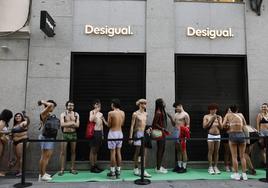 Varias personas en ropa interior esperan la apertura de una tienda de Desigual en Madrid.