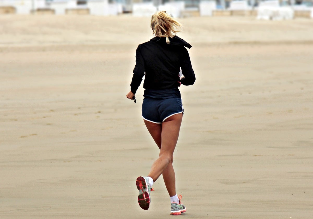 Correr por la playa: Riesgos, beneficios y recomendaciones