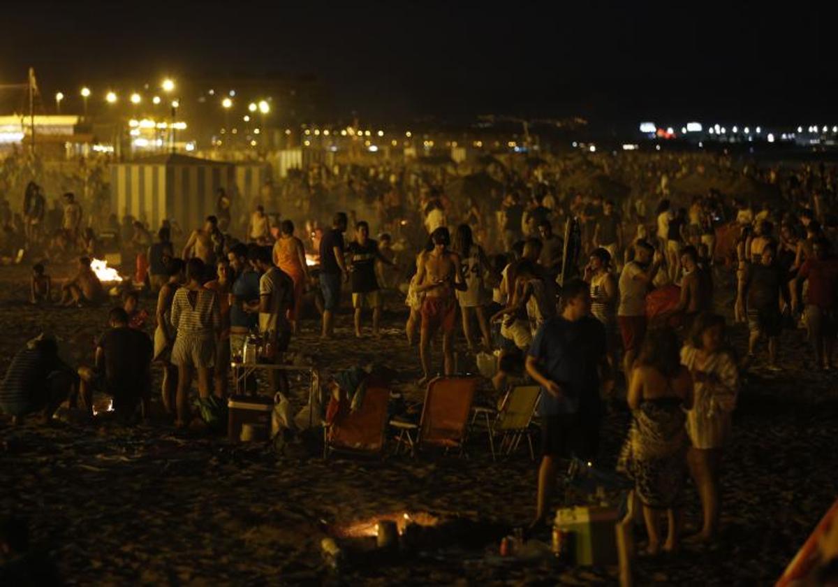 Miles de personas en la playa de la Malvarrosa en la noche de San Juan, en una imagen de archivo.