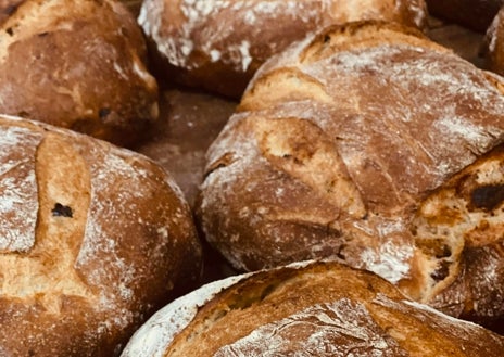 Imagen secundaria 1 - Diferentes tipos de panes especiales de masa madre 100% natural, elaborados en el horno de Moscardó.