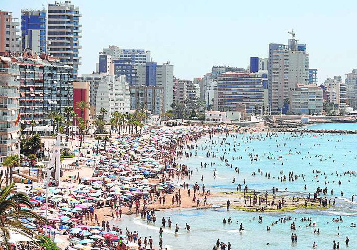 Bañistas en la playa de Calpe.