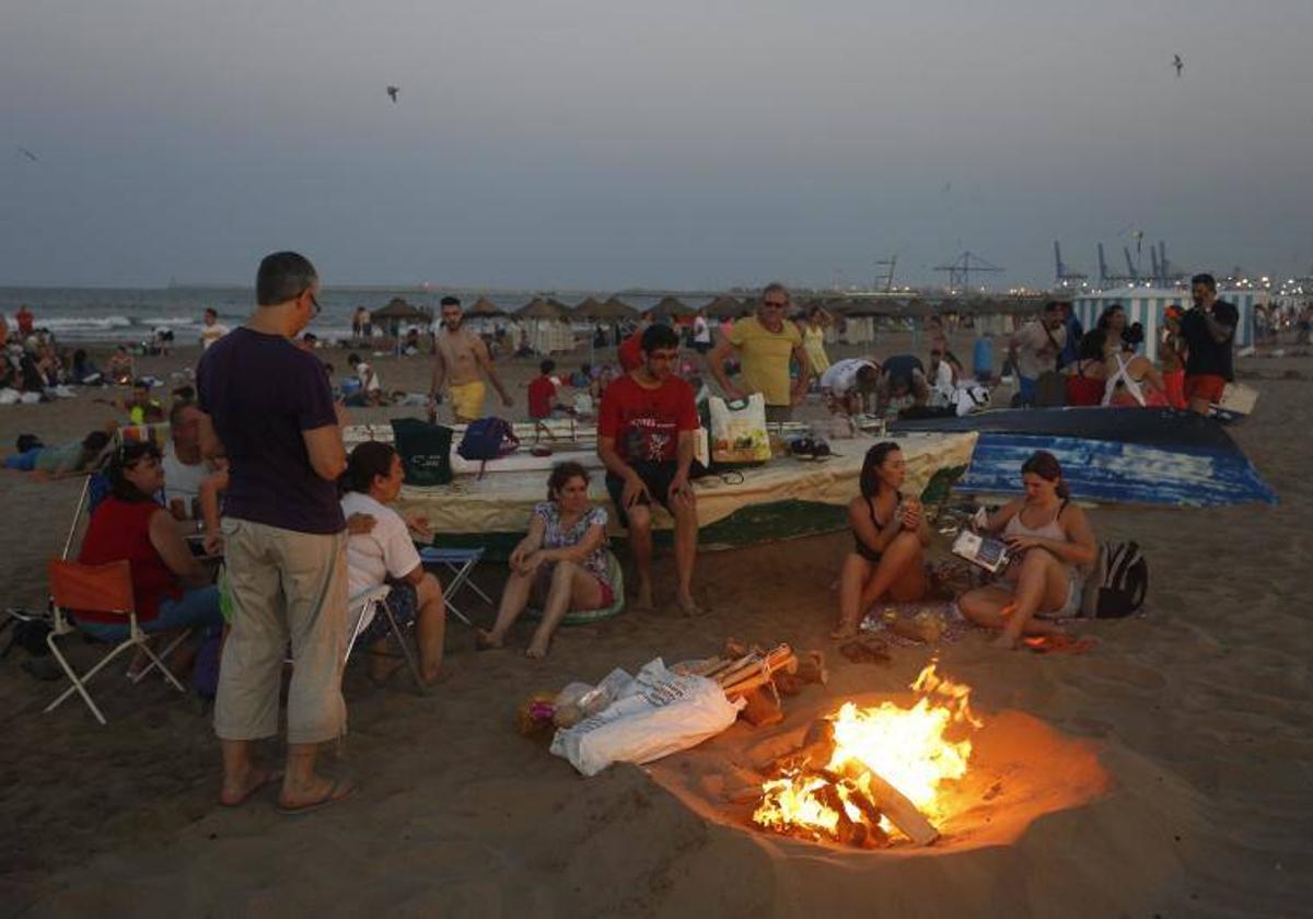 Noche de San Juan en la playa de la Malvarrosa.