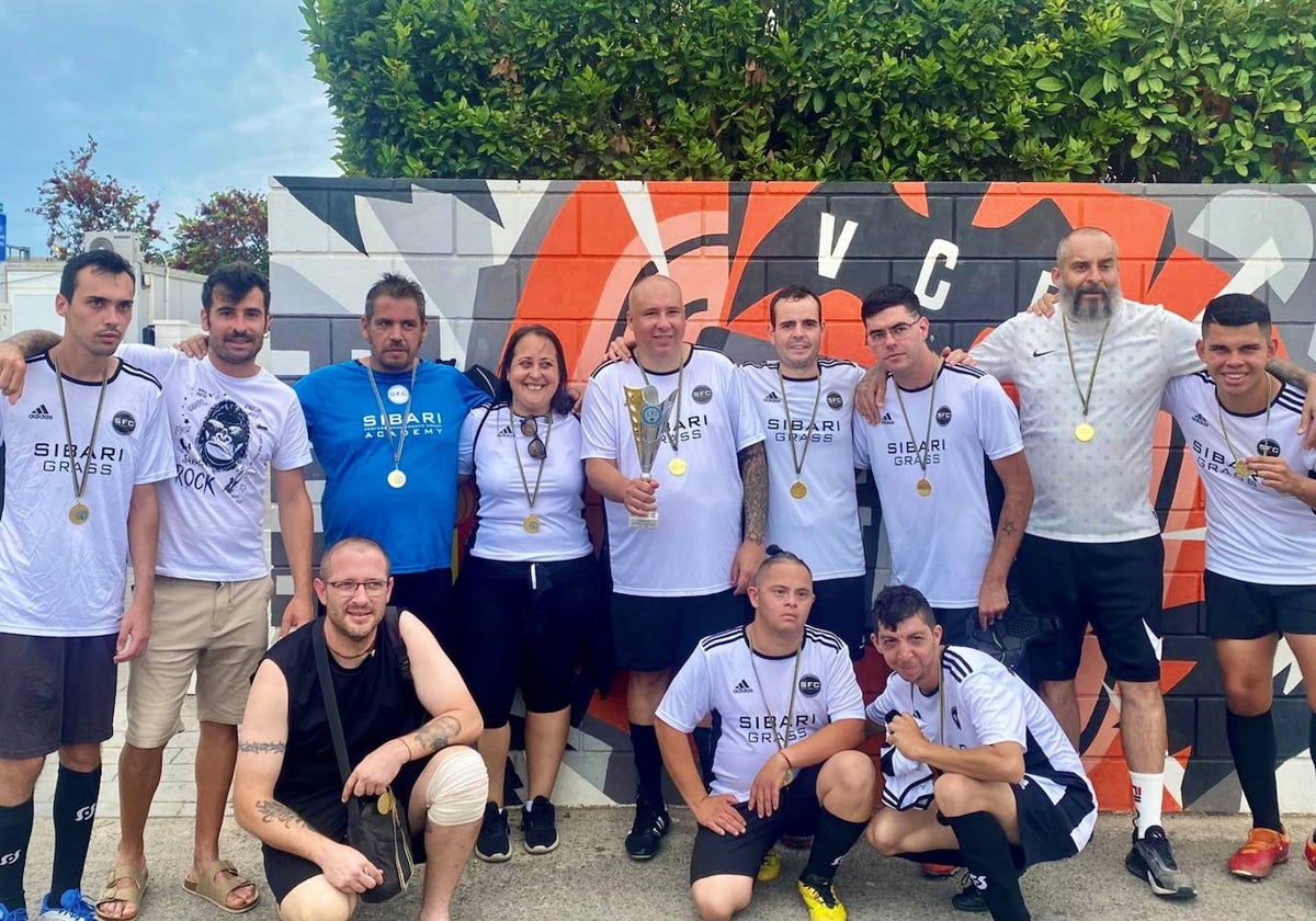 Jugadores y técnicos del Sibari FC con sus medallas y el trofeo de campeones.