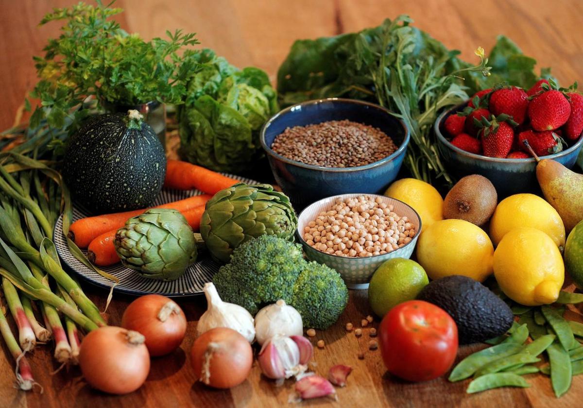 Varias frutas y verduras en una imagen de archivo.