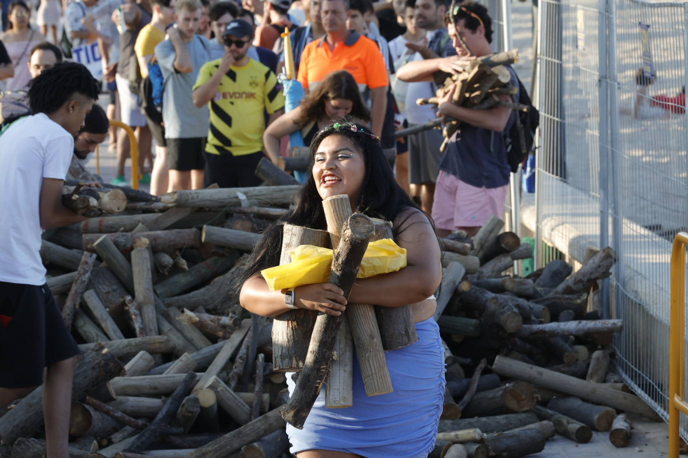 Miles de personas celebran la noche de San Juan en Valencia