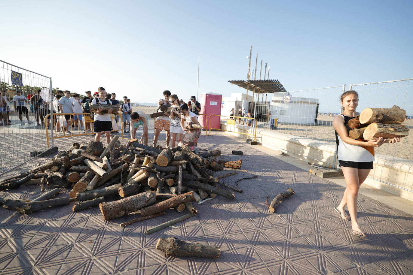 Miles de personas celebran la noche de San Juan en Valencia