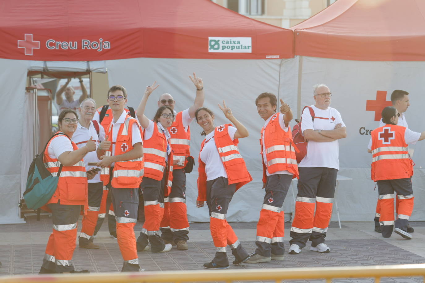 Miles de personas celebran la noche de San Juan en Valencia