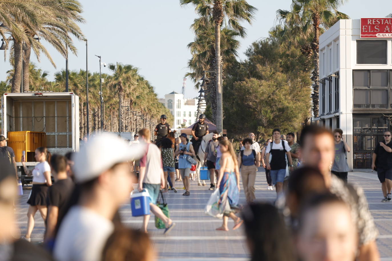 Miles de personas celebran la noche de San Juan en Valencia