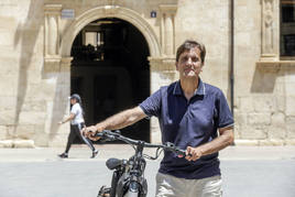 Alfons Domínguez, alcalde de Alzira, en la puerta de la Casa Consistorial.