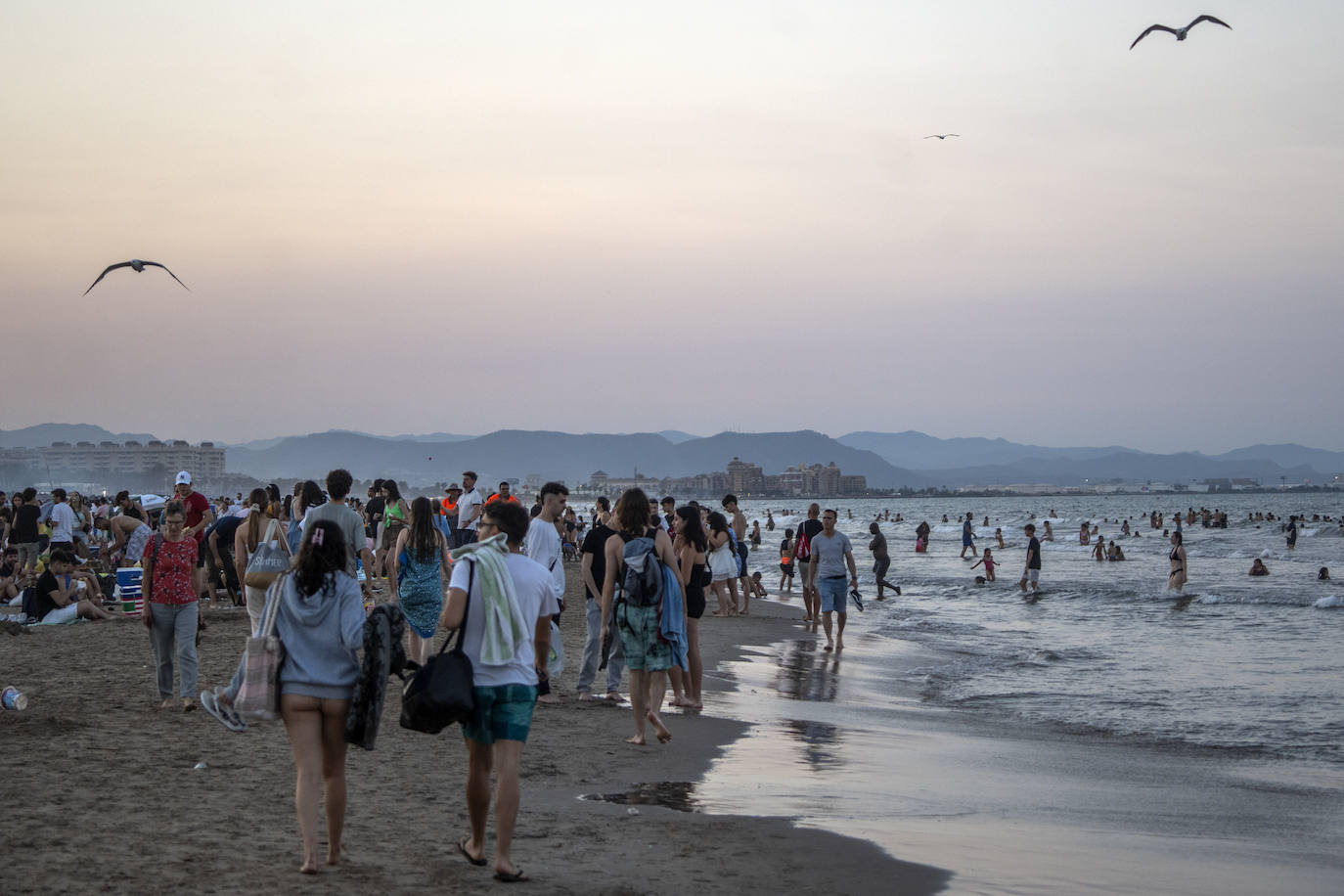 Miles de personas celebran la noche de San Juan en Valencia