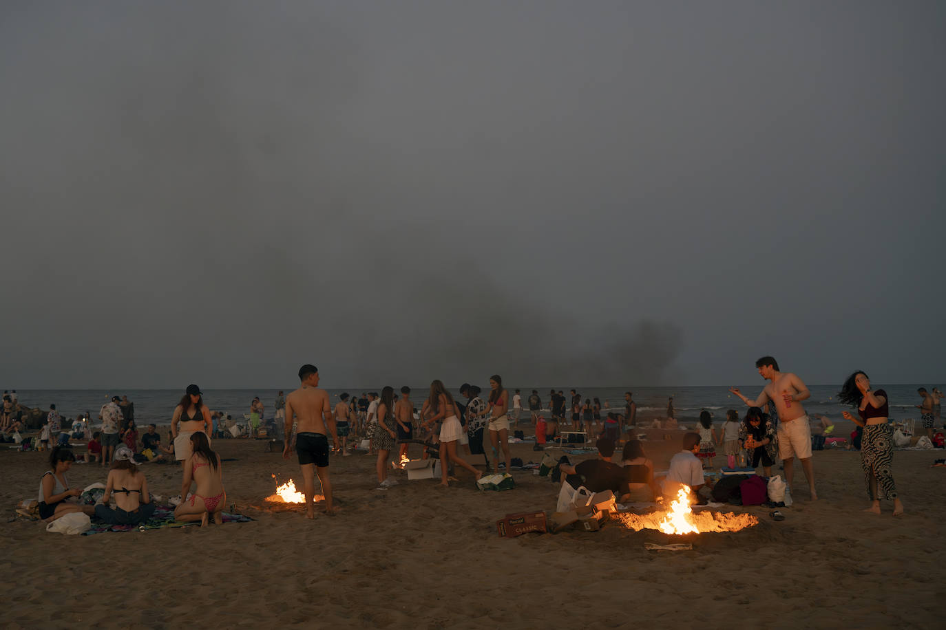 Miles de personas celebran la noche de San Juan en Valencia