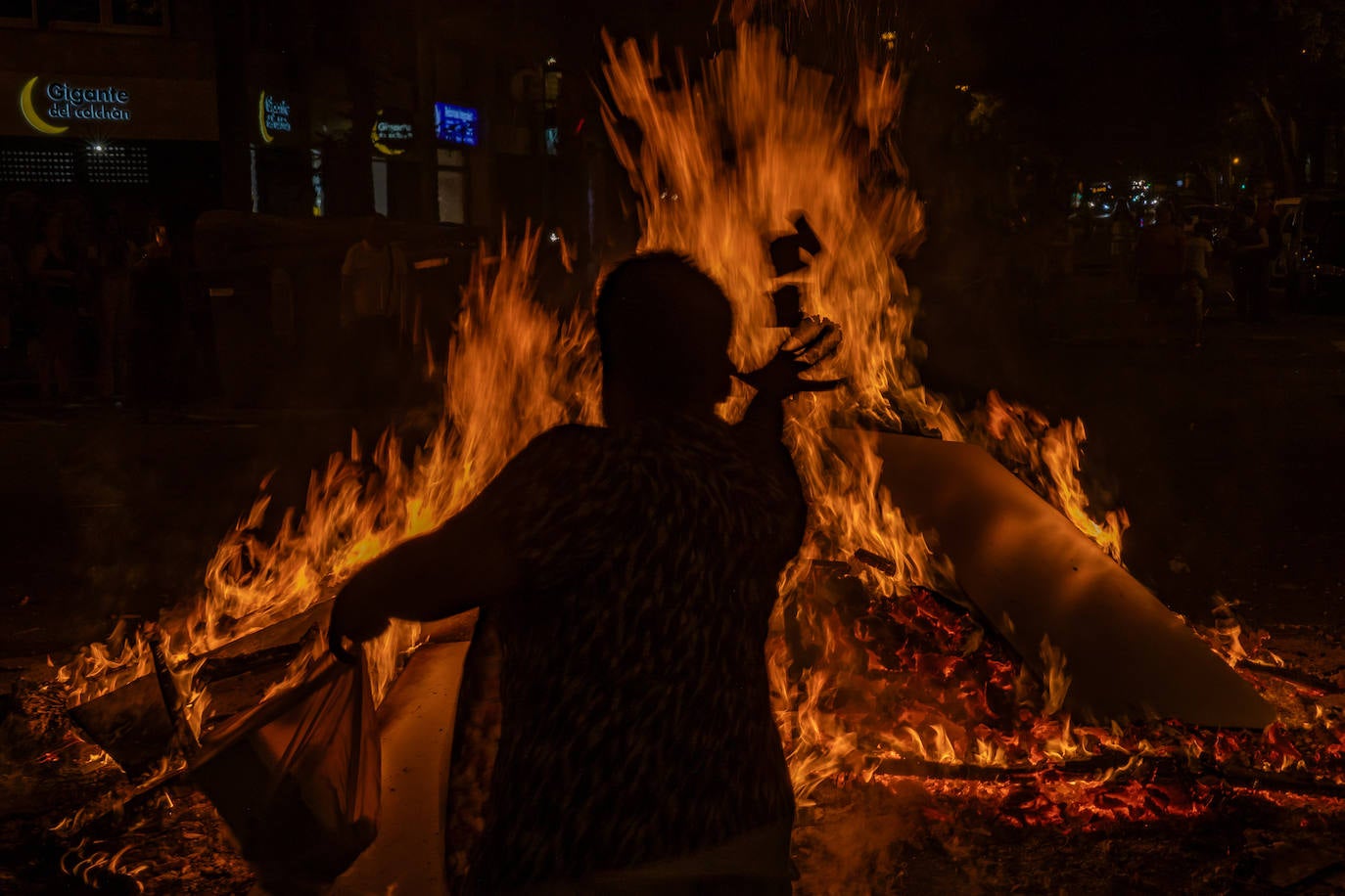 Miles de personas celebran la noche de San Juan en Valencia