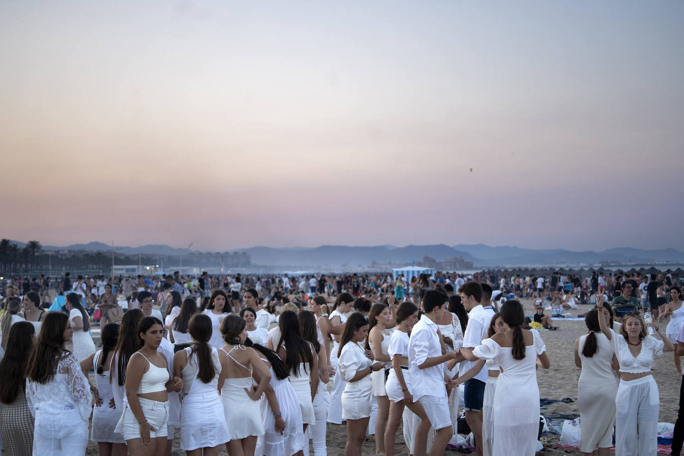 Miles de personas celebran la noche de San Juan en Valencia