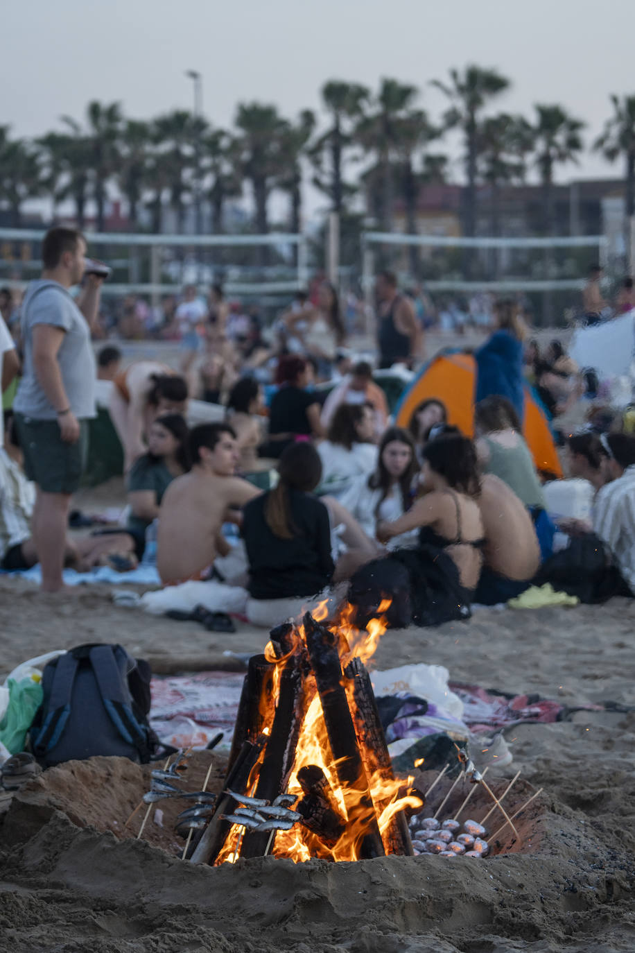 Miles de personas celebran la noche de San Juan en Valencia