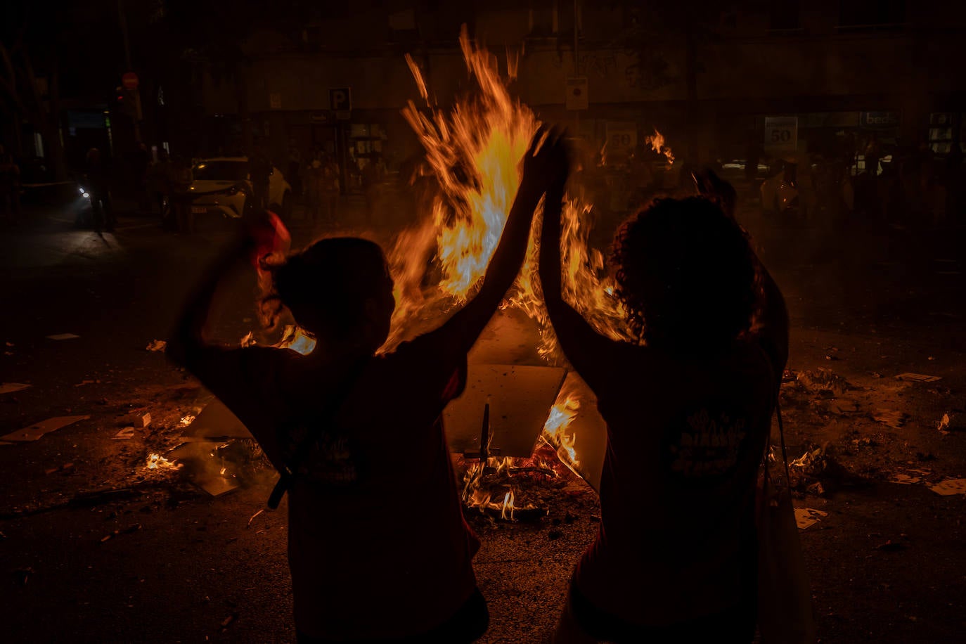 Miles de personas celebran la noche de San Juan en Valencia