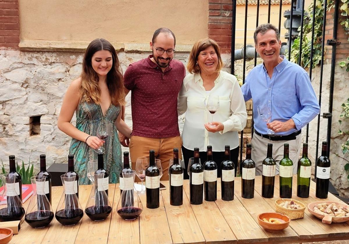 Los vinos catados y la familia de bodegueros.