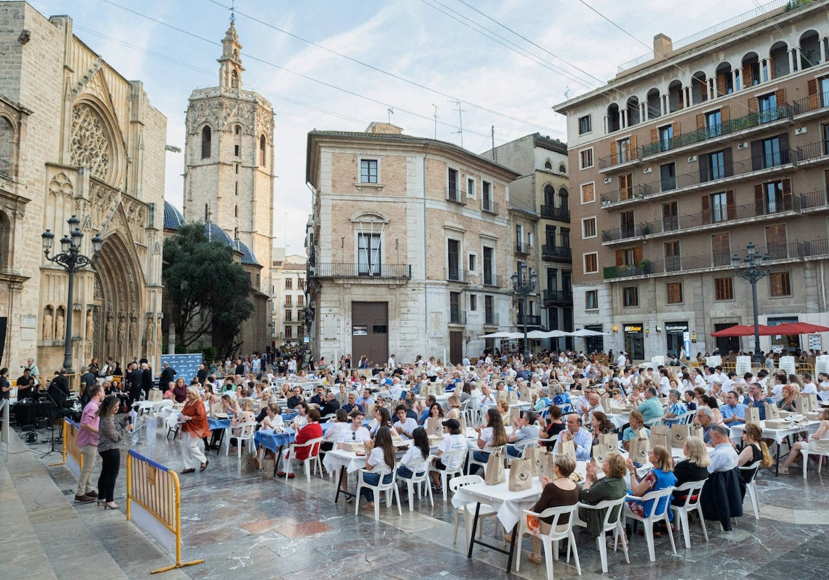 La plaza de la Virgen durante la cena.