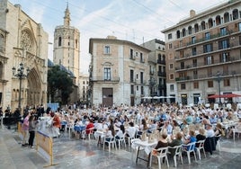 La plaza de la Virgen durante la cena.