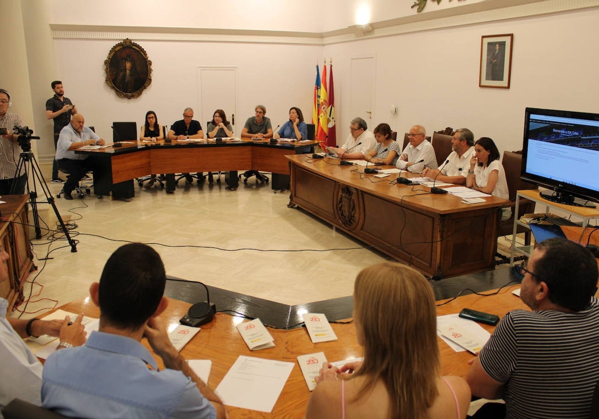 Primer pleno de la nueva legislatura, con los ediles de PP y Vox al fondo.